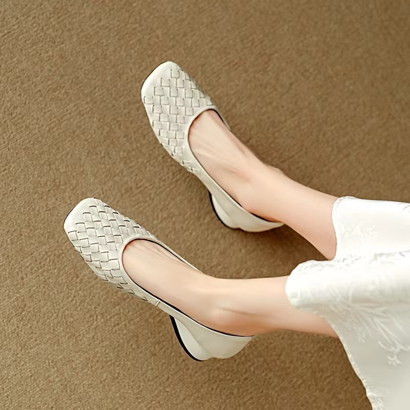 Caroline | The Elegant Flat That Feels as Good as It Looks