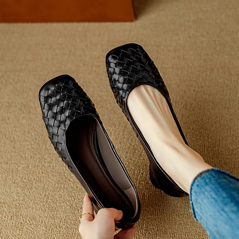 Caroline | The Elegant Flat That Feels as Good as It Looks