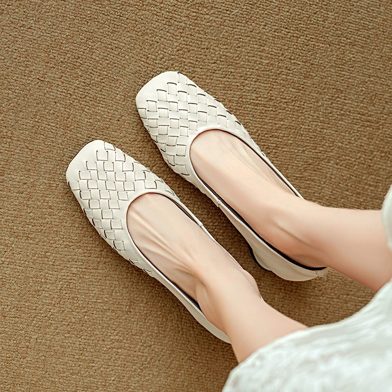 Caroline | The Elegant Flat That Feels as Good as It Looks